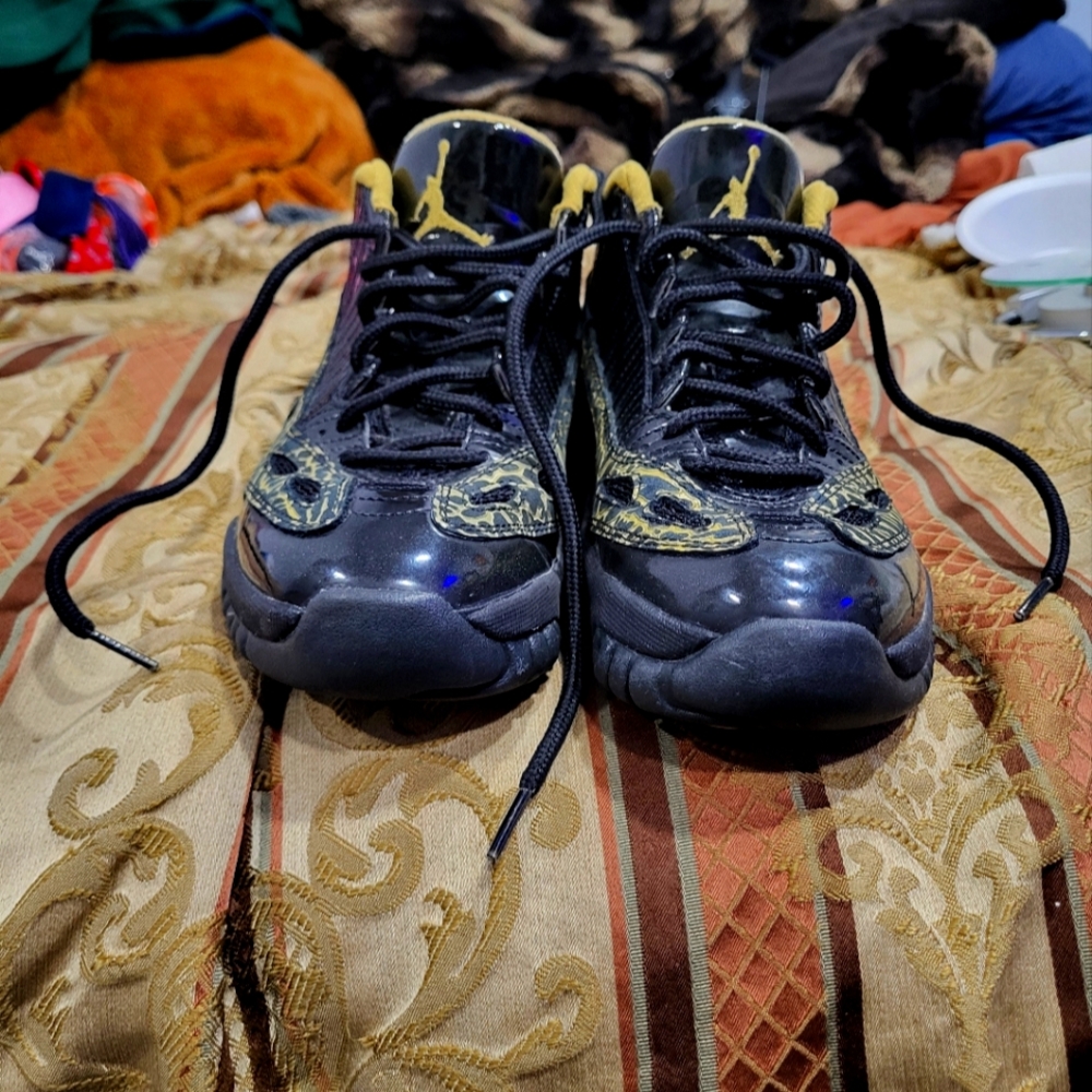 Air Jordan 11 Retro Low 2007 Black Metallic Gold 316318 071 (Mens 8)